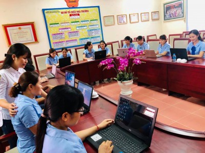 Tập thể cán bộ, giáo viên, nhân viên tham gia hội thi dịch vụ công trực tuyến