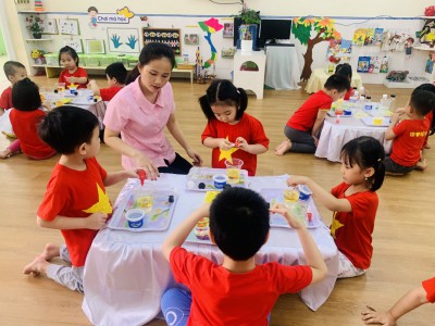 Trẻ lớp mẫu giáo nhỡ hào hứng tham gia hoạt động khám phá cùng cô và các bạn