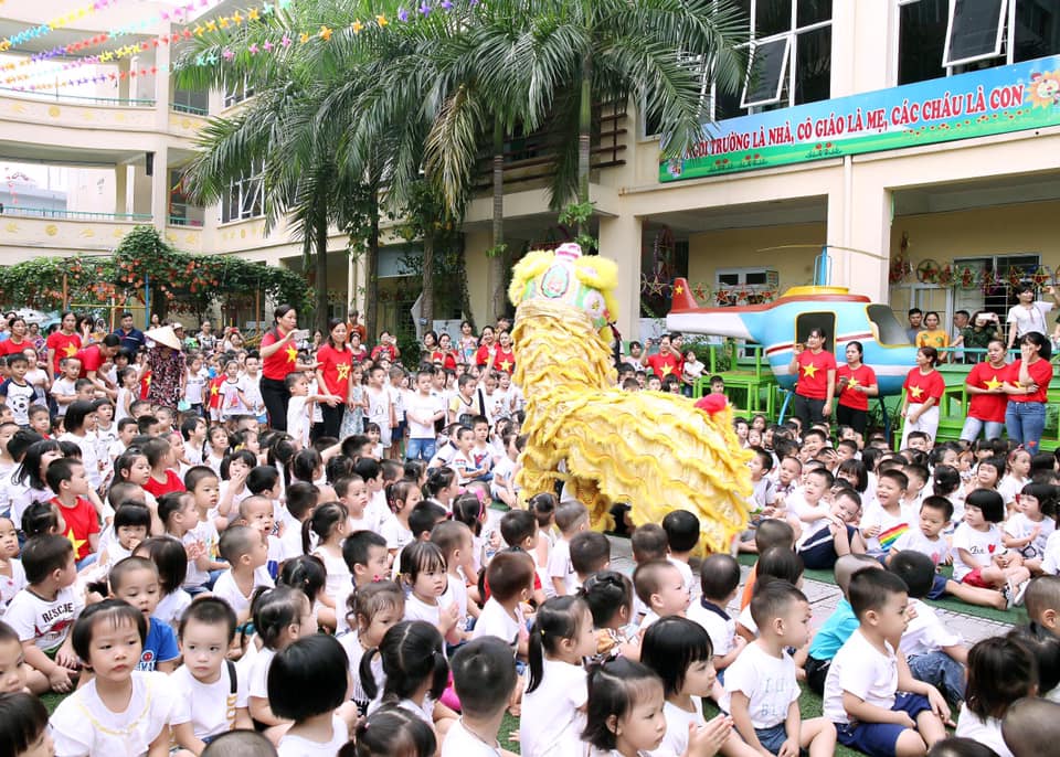 Trẻ xem múa lân