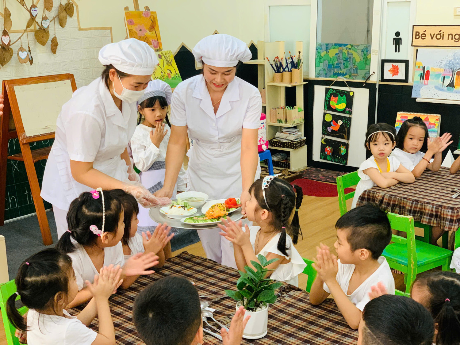DINH DƯỠNG HỌC ĐƯỜNG: THỰC ĐƠN "TUẦN CHẴN" ĐẦY HỨNG KHỞI TẠI TRƯỜNG MẦM NON QUANG TRUNG
